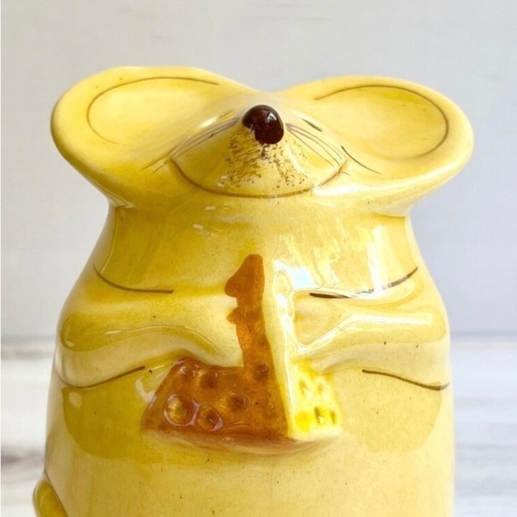 Yellow mouse holding a piece of cheese is perfect for holding Parmesan cheese. - Picture 3 of 8
